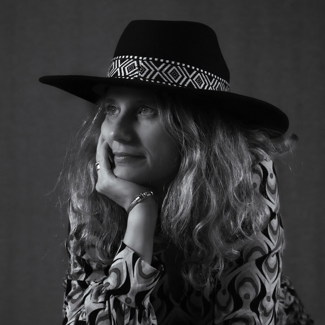 Zwart wit portret van vrouw met hoed